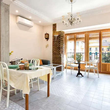 Bright & Elegant Centre 3 Bedroom شقة *